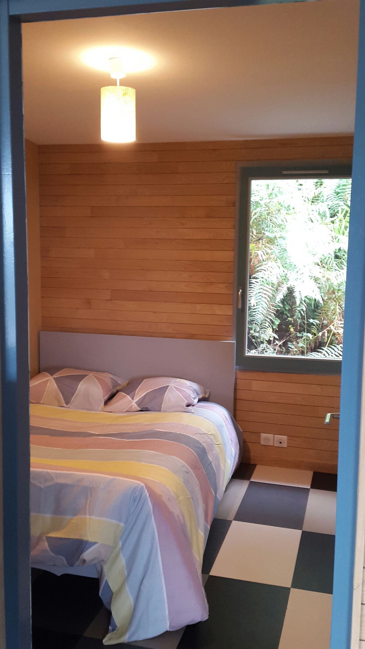 Petite chambre  dans la maison en bois (1 pers)
