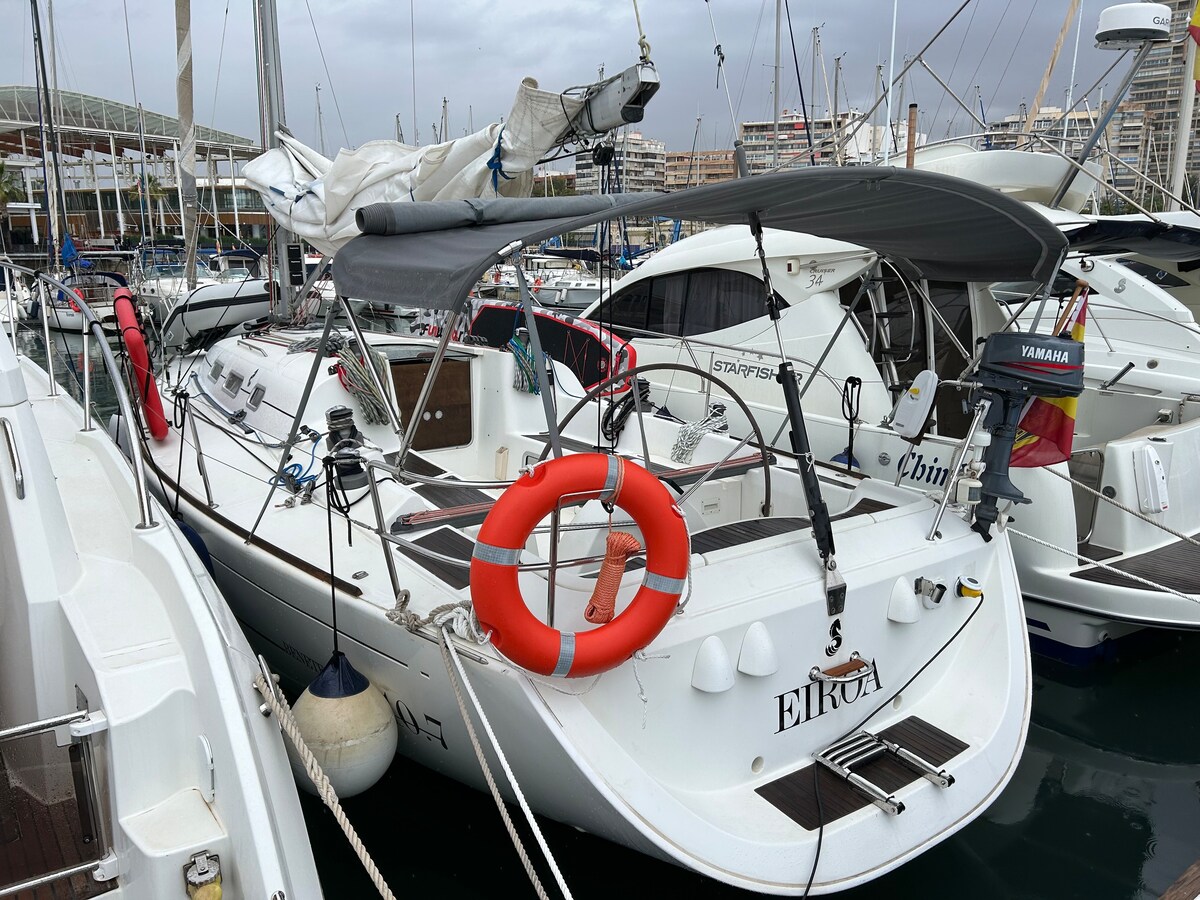 B. First 40.7 Alicanterentboat