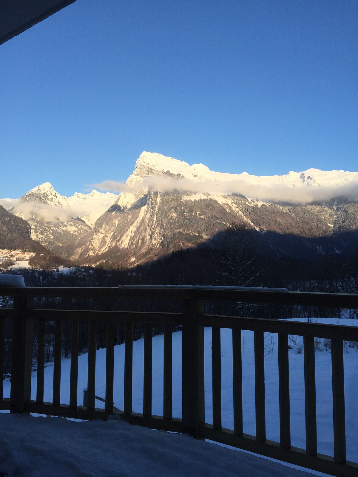 沉浸在高山度假胜地：令人叹为观止的景色