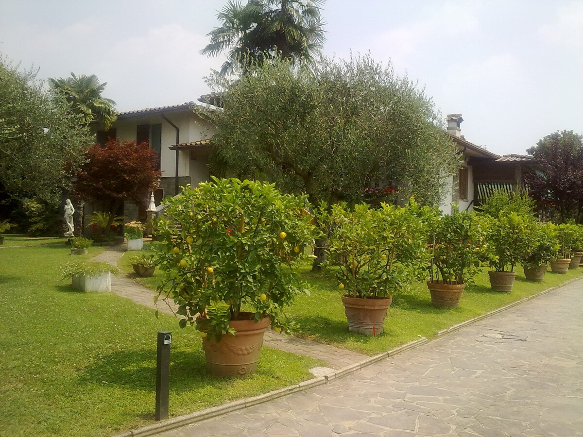 迪利莫尼别墅（ Villa dei Limoni ）