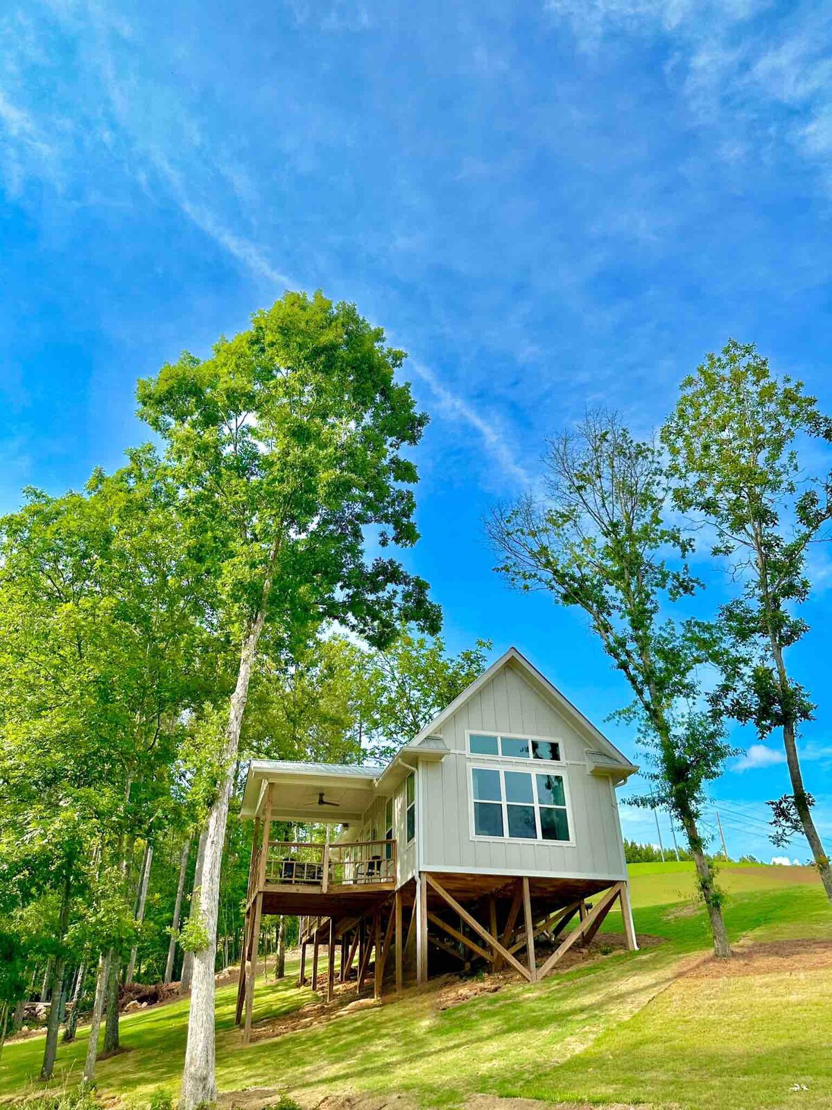 Spring Getaway at "Stilts" Hot Tub & Lake Access!