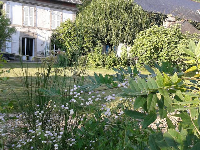Monceaux-sur-Dordogne的民宿