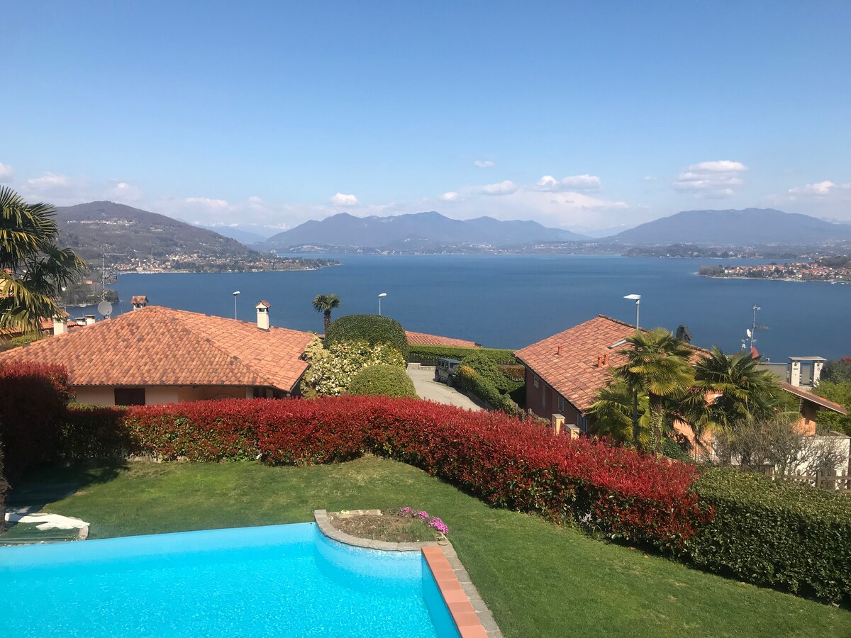 VILLA PALMA CON VISTA LAGO E PISCINA