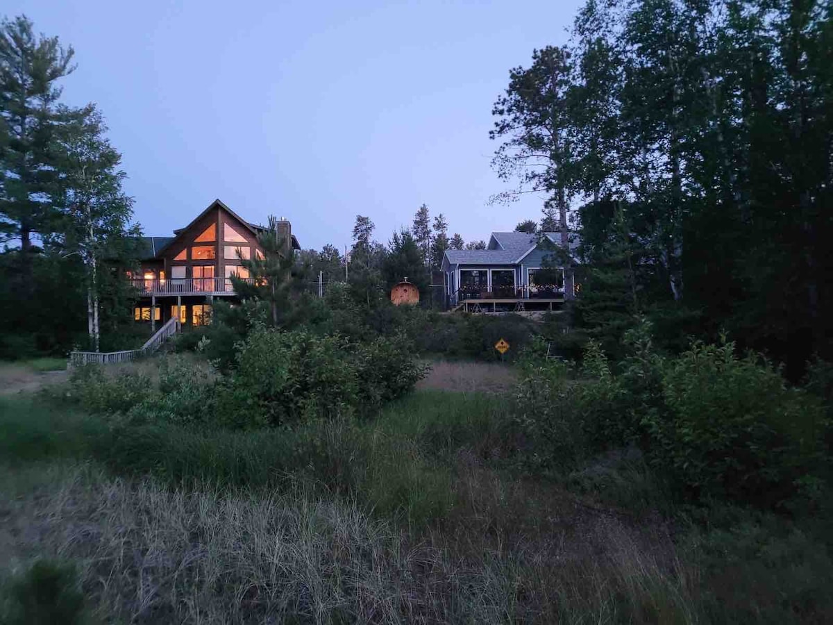 Dunwandrin Lake House in Marquette | Sleeps 10!