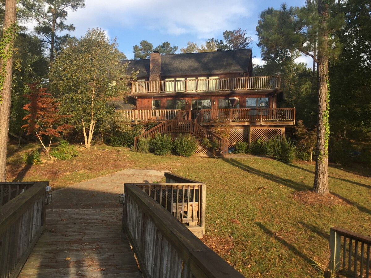 The Hideaway at Lake Wateree -大湖畔别墅。