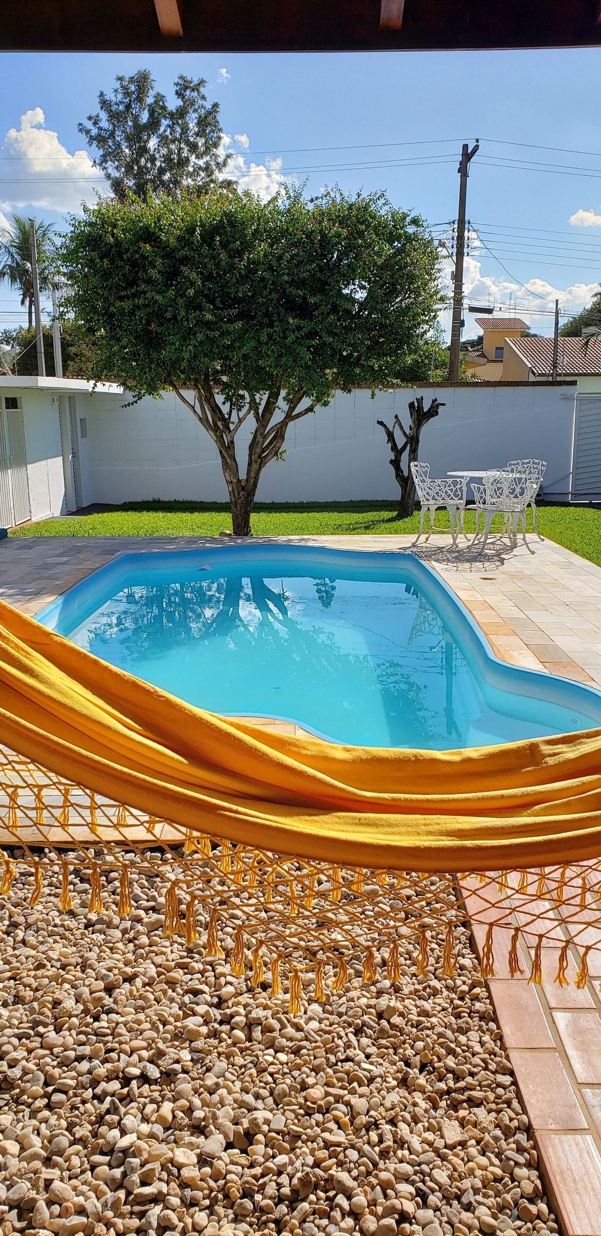 房源地理位置优越，配有游泳池和空调。