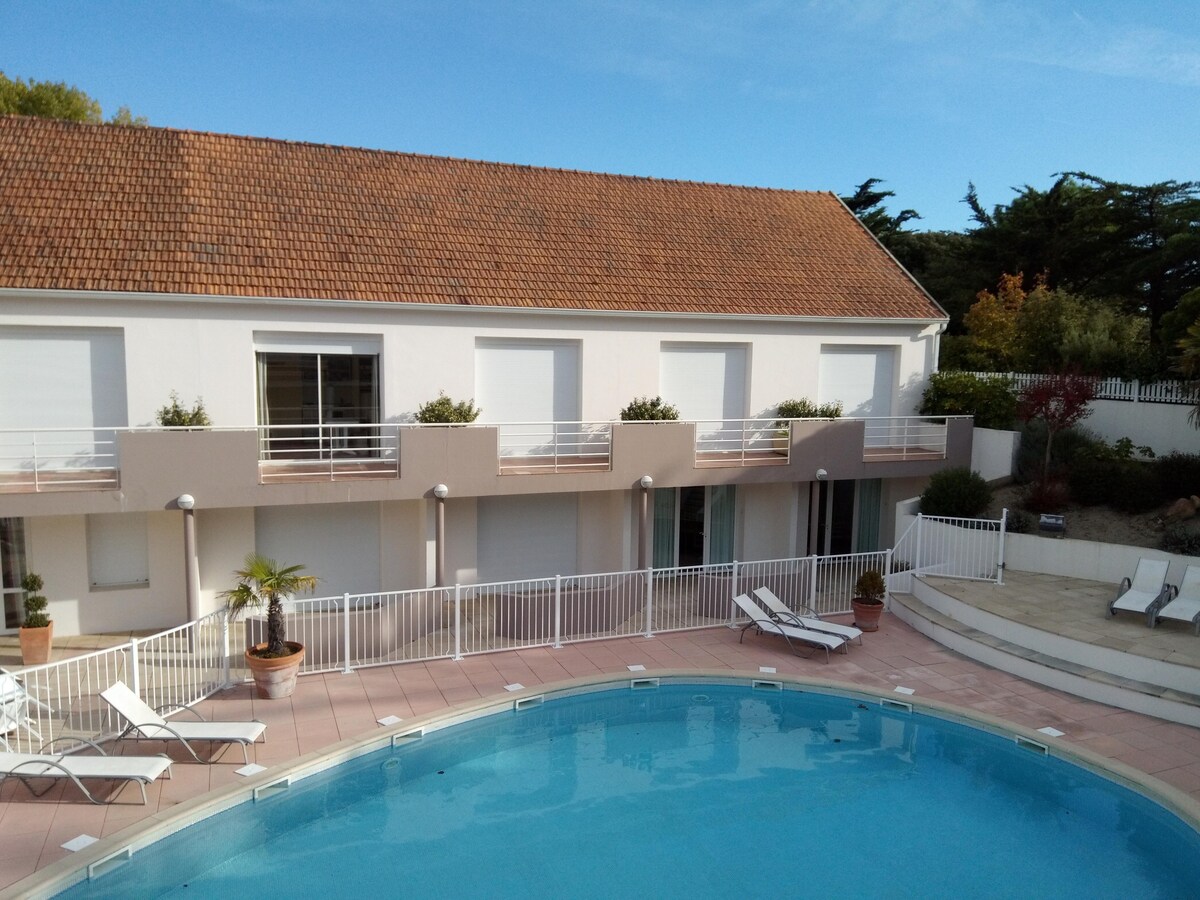 Appartement, vue sur piscine et 400 m de la plage