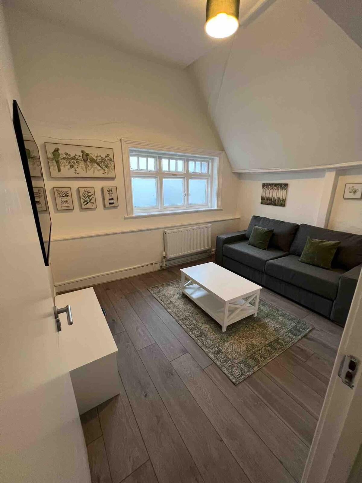 3-Bed Stylish Apartment w/ Tube Links & Parking