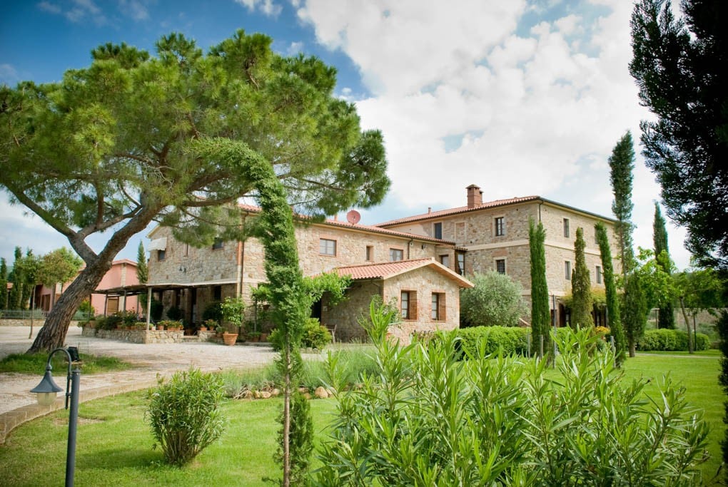 Winefarm in Tuscany with pool, ideal for groups.