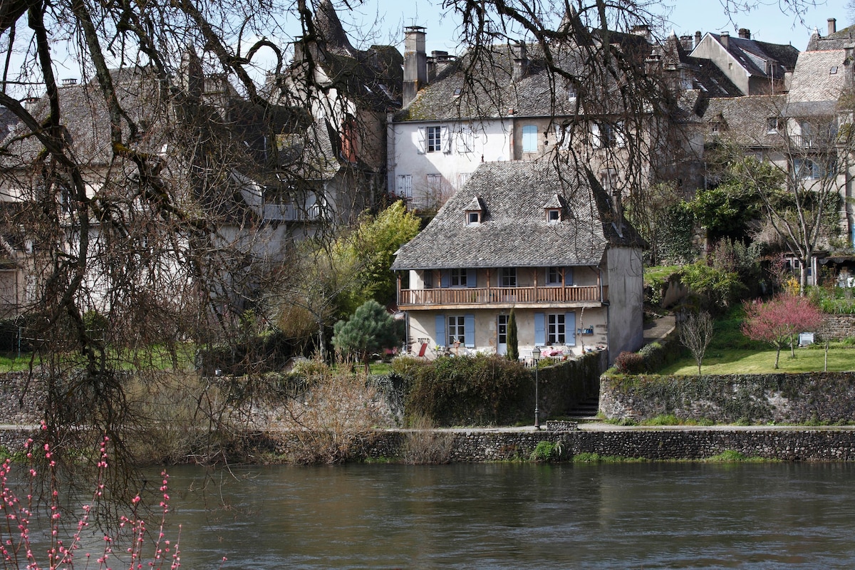 在河边欣赏美景的房子