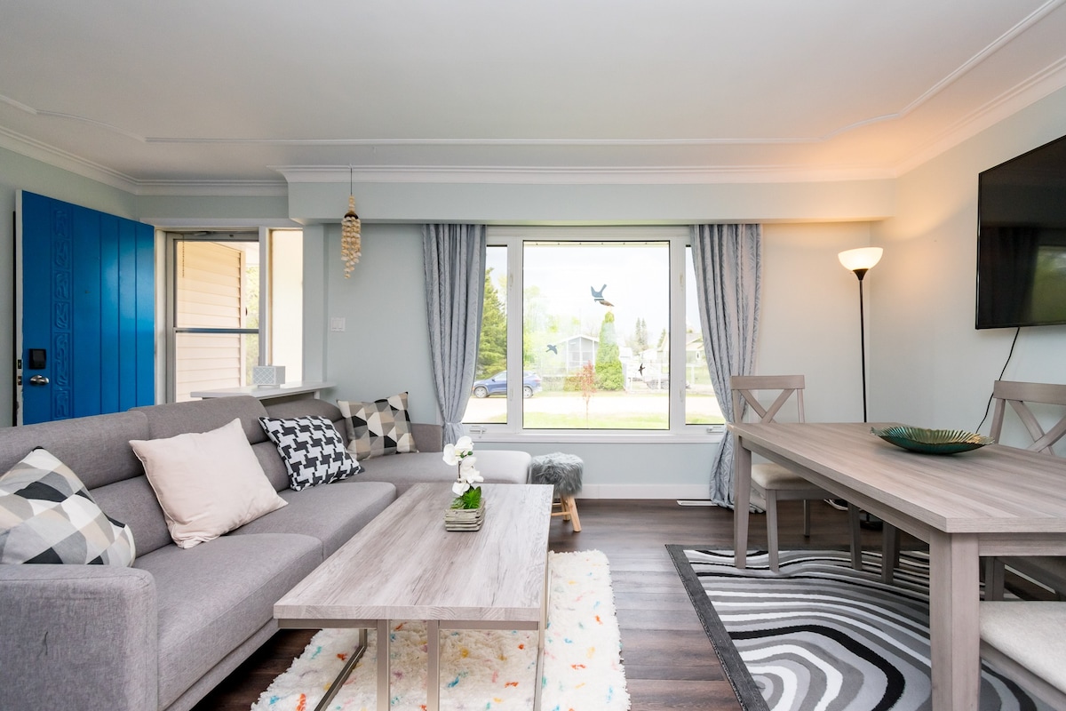 Elegant New Vacation Gimli Beachhouse