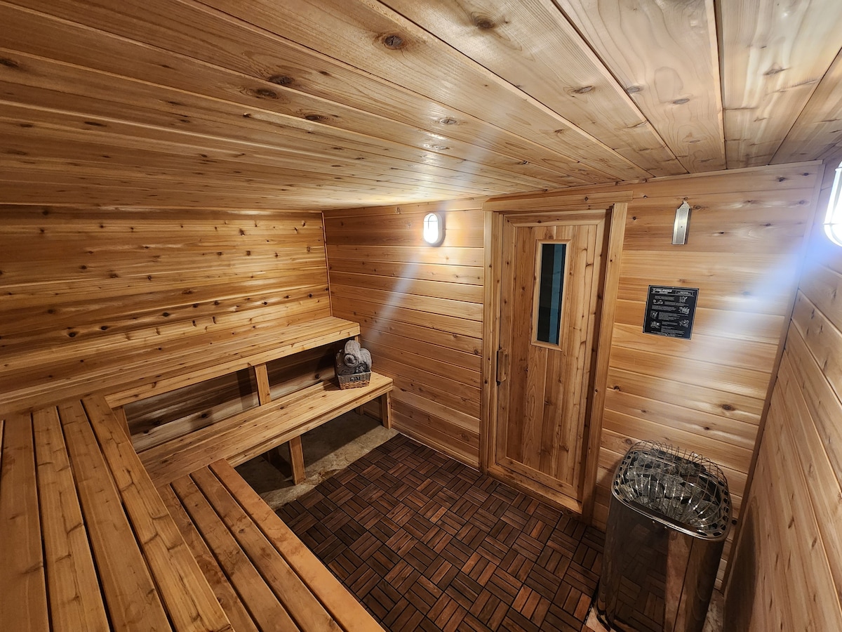 带热水浴缸和桑拿房的乡村小木屋