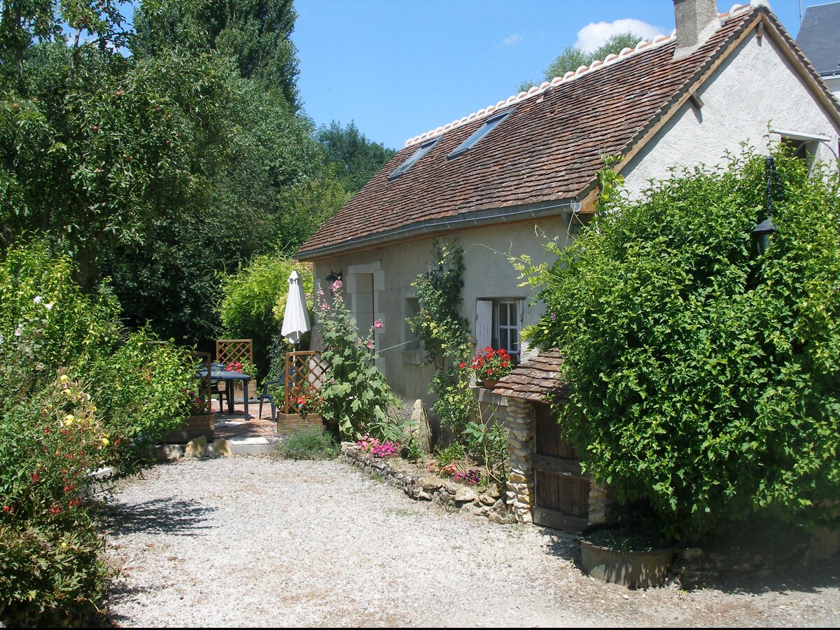 卢瓦尔小屋（ Loire Cottage ） ，可容纳4人，靠近湖泊，拥有宽敞的游泳池