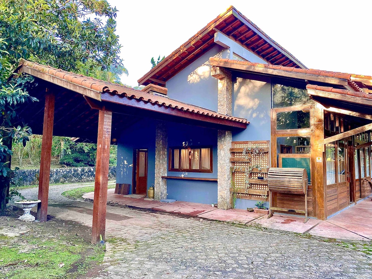 位于圣罗克（ São Roque ）的Tajj House ，配备水电和壁炉