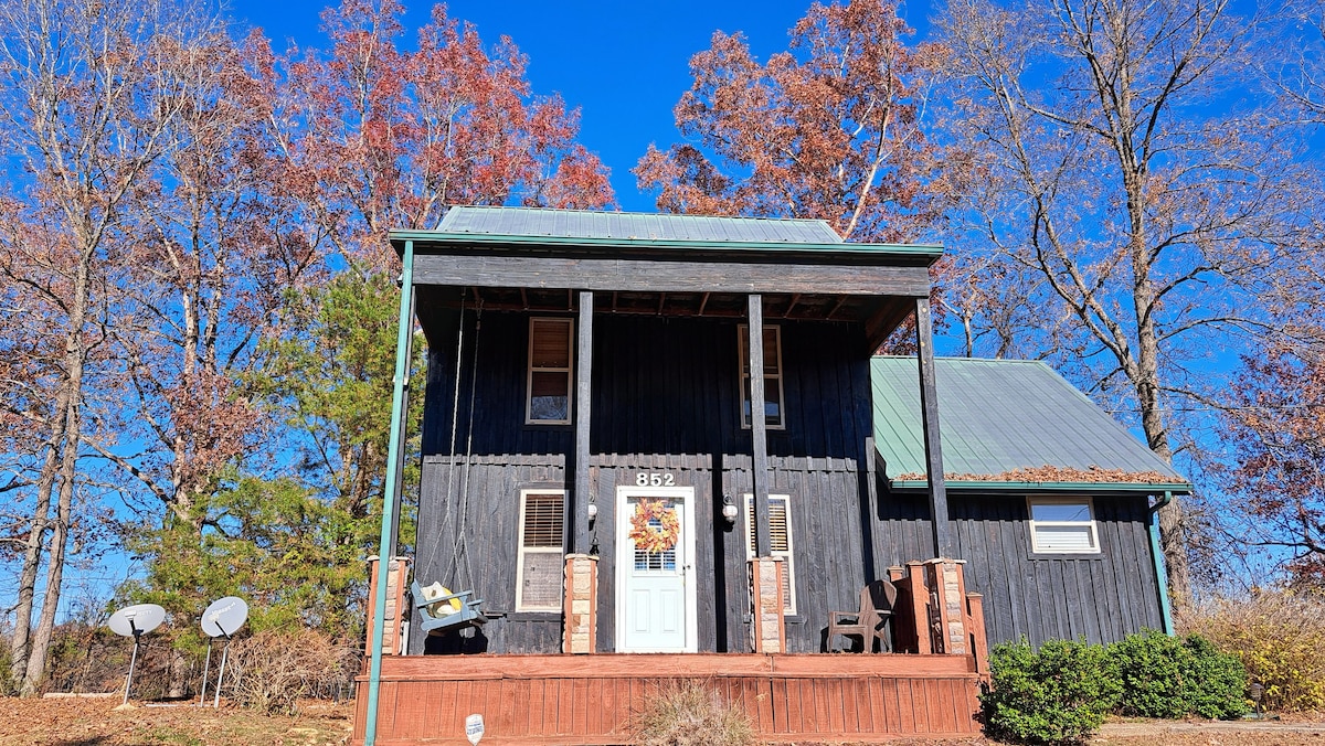 Rustic Cottage Home on Nolin Lake, come and relax.