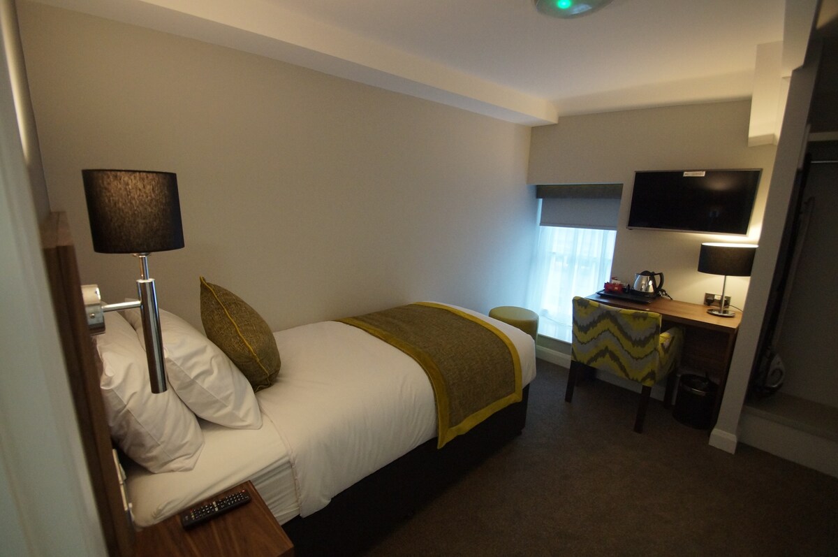 Carmarthen town centre single room with en-suite