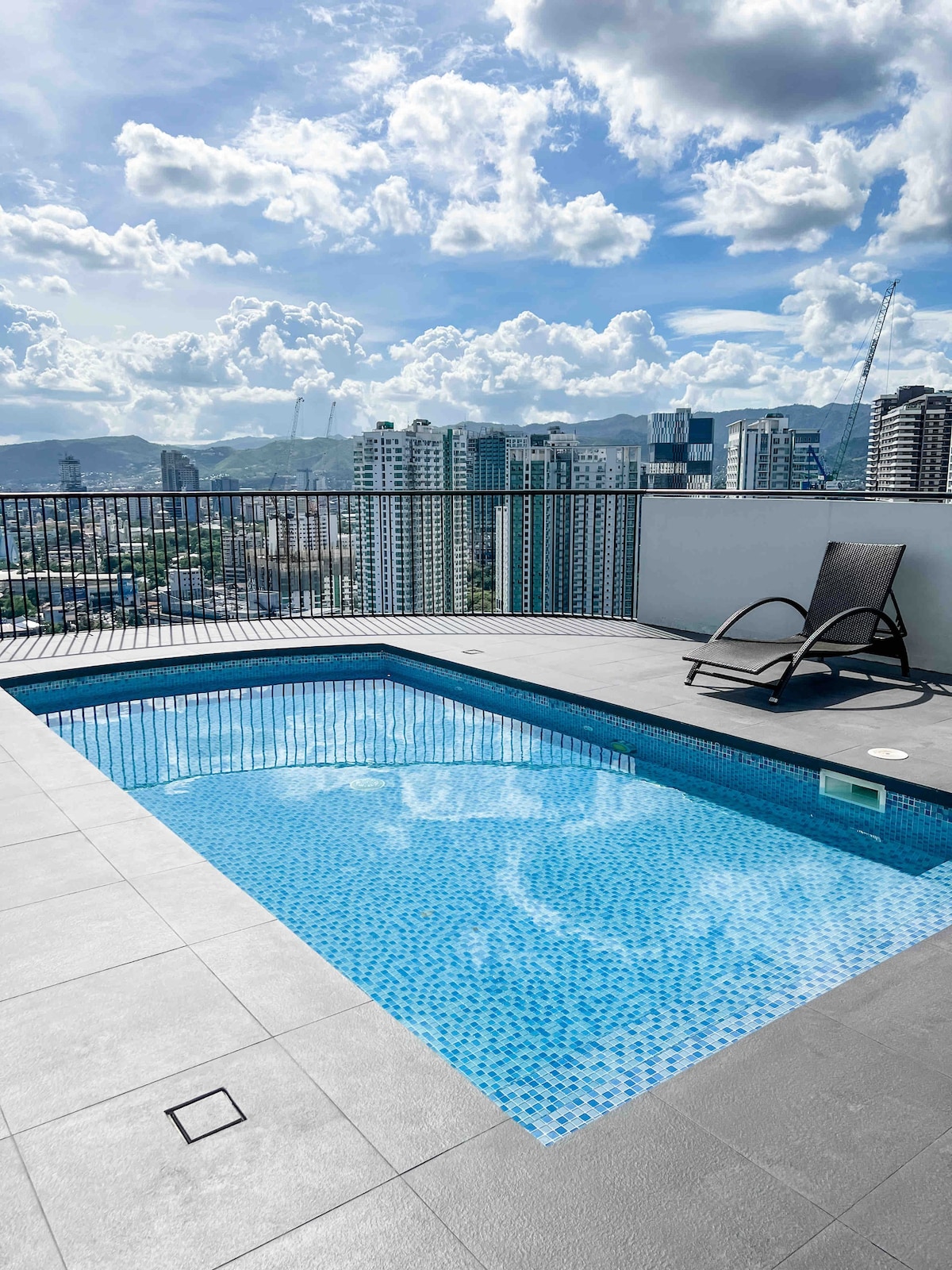 New Tropical Luxe Studio w/ Rooftop Pool in Ayala