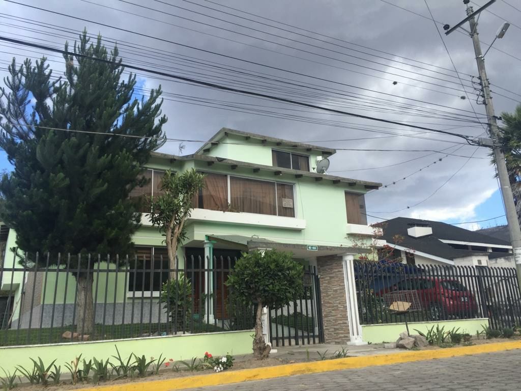 大房子Mitad Del Mundo 
Casa Gigante