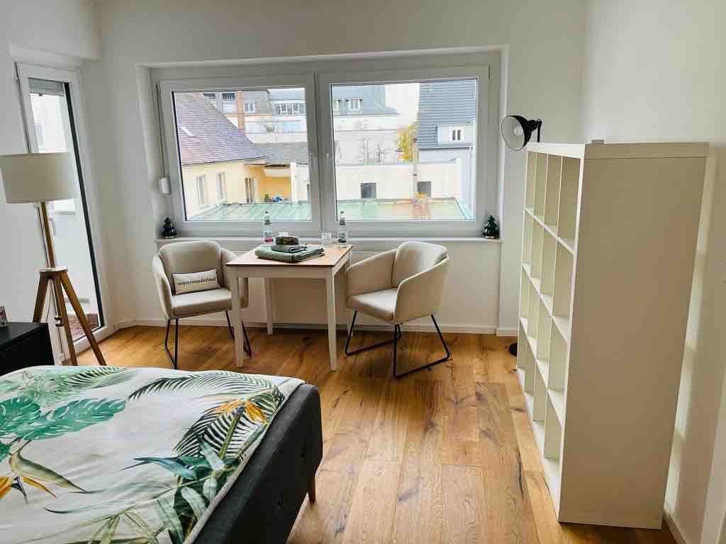 Zentral & ruhig: Schönes Doppelzimmer mit Balkon