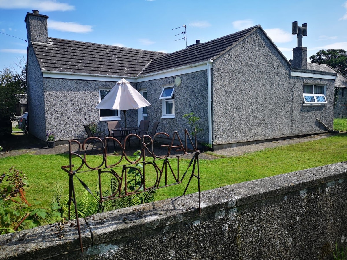 Farm Bodorgan
2 bedroom cottage with free parking.