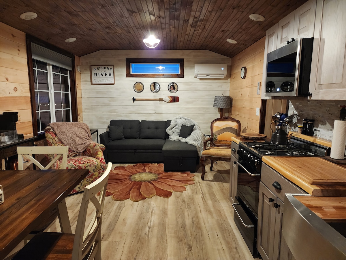 Nauti River Cabin. Private and cozy