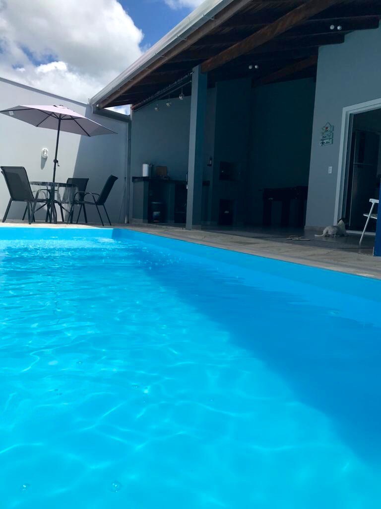 Casa com piscina na praia de Barra do Sul.