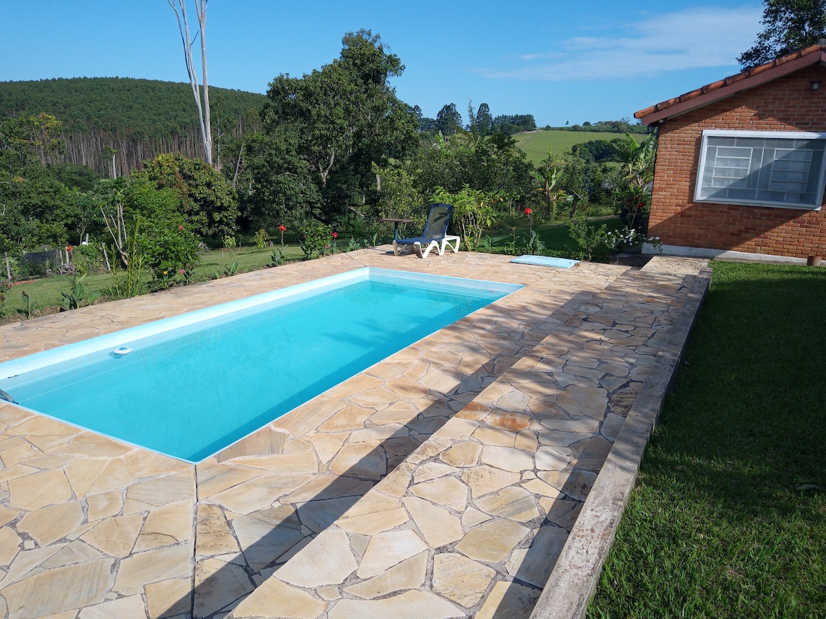 Chalé no campo: lareira ecológica, sauna, piscina