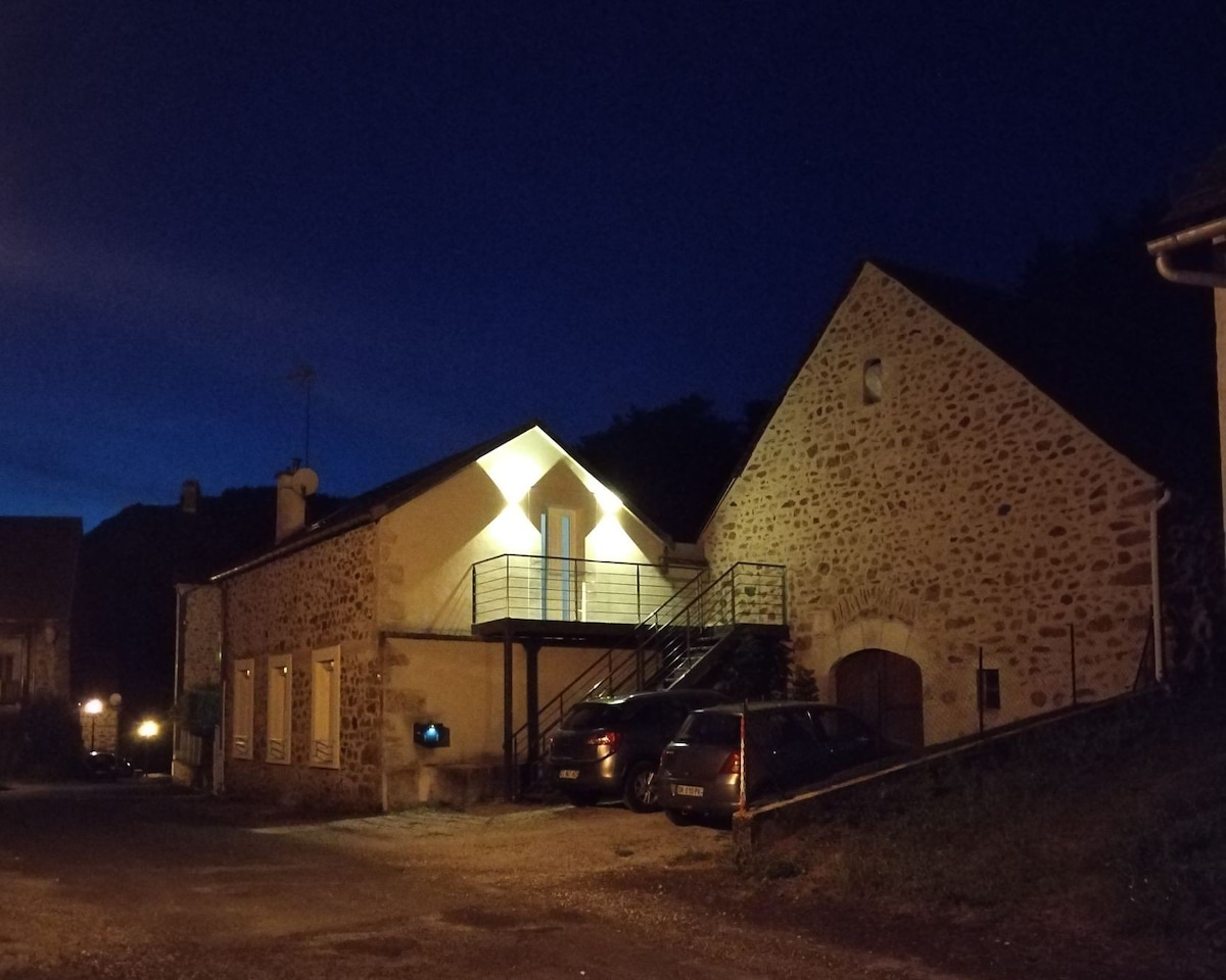 Logement indépendant avec accès piscine. CANTAL