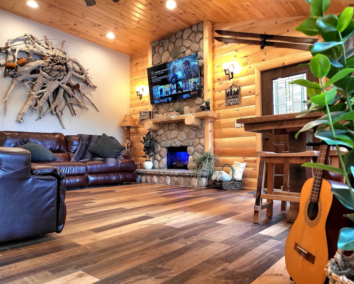 "Serenity Shores" Lakefront Log Home: Come Relax !