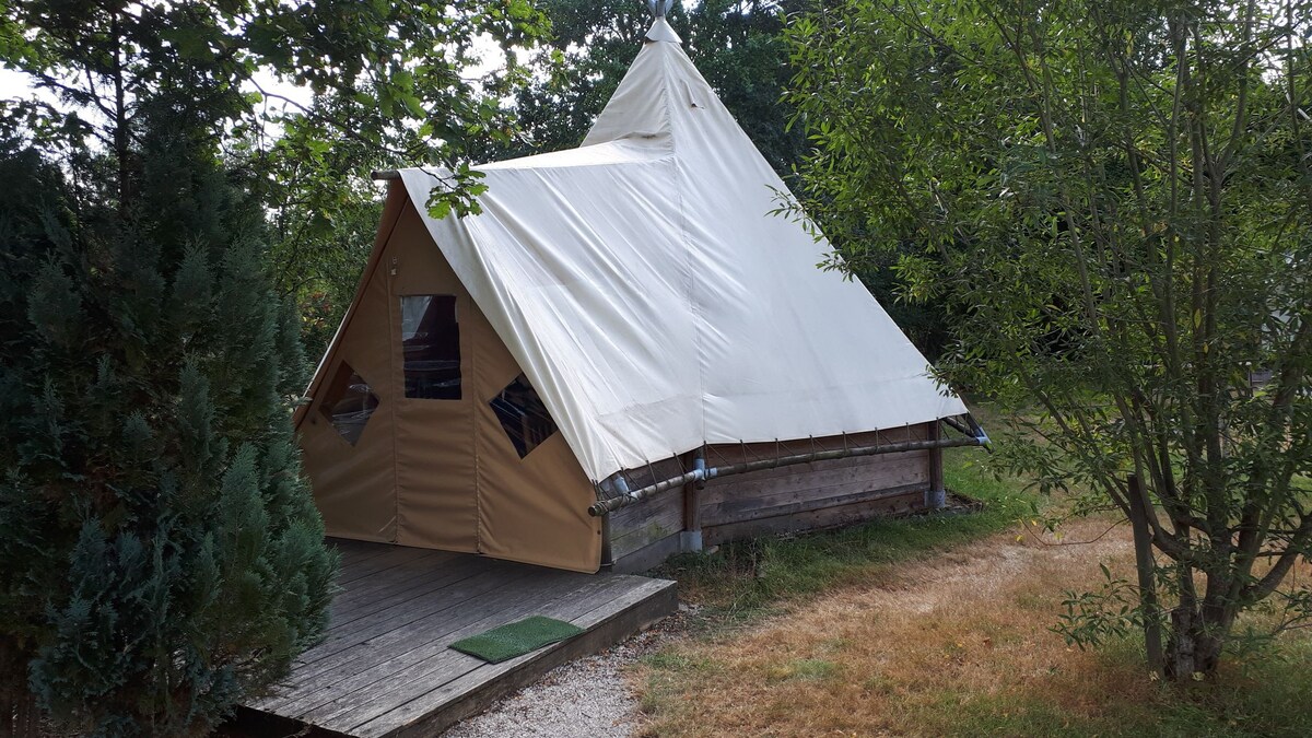 Charmante cabane en forme de tipi avec
piscine