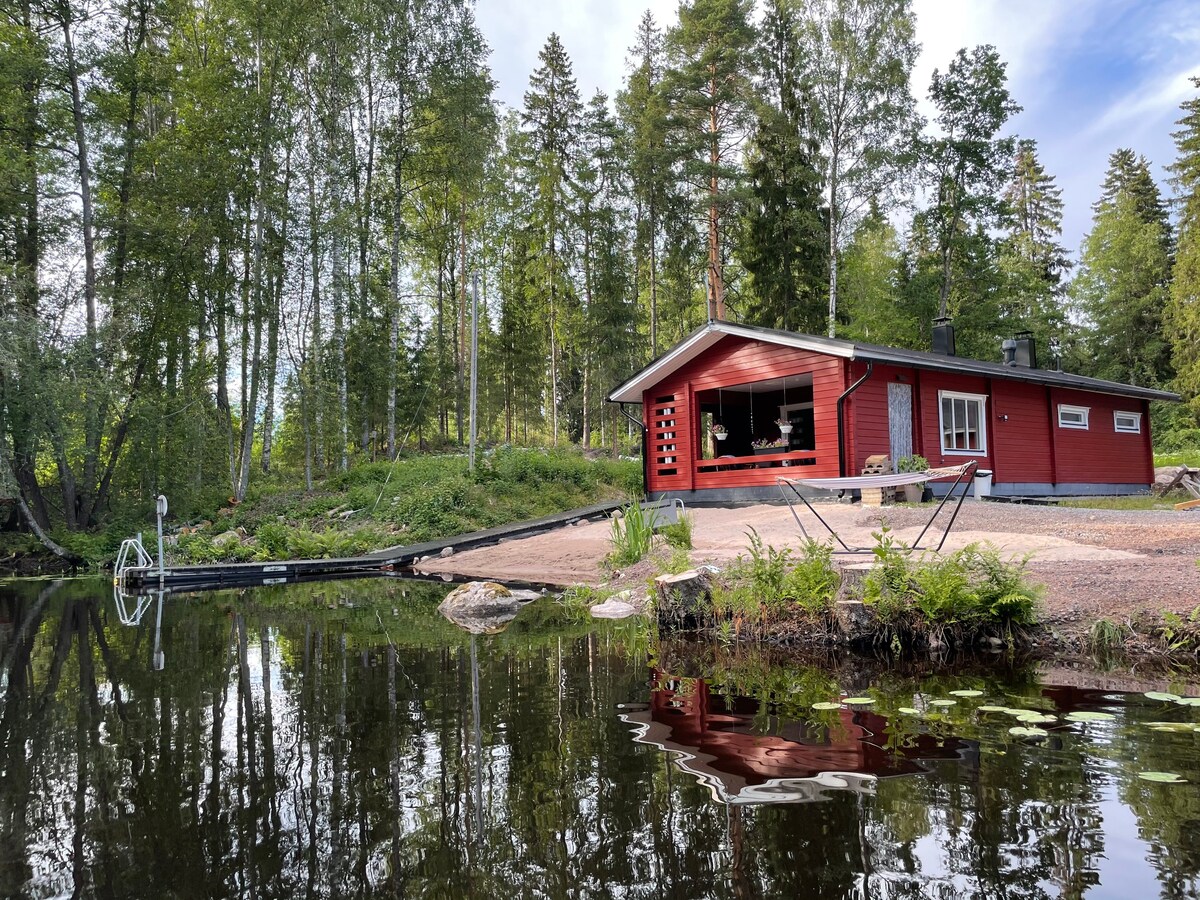 河畔现代小屋