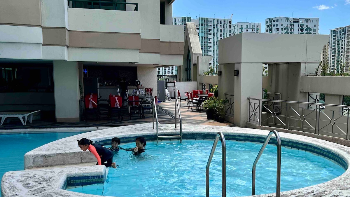 2BR condo with pool & parking near airport & malls
