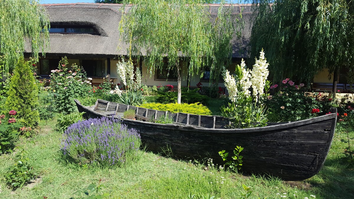 多瑙河三角洲茅草屋顶度假小屋