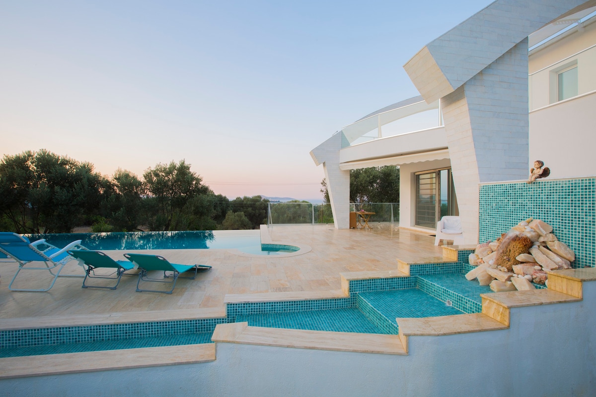 VIP Villa met Zeezicht, Privézwembad en Sauna