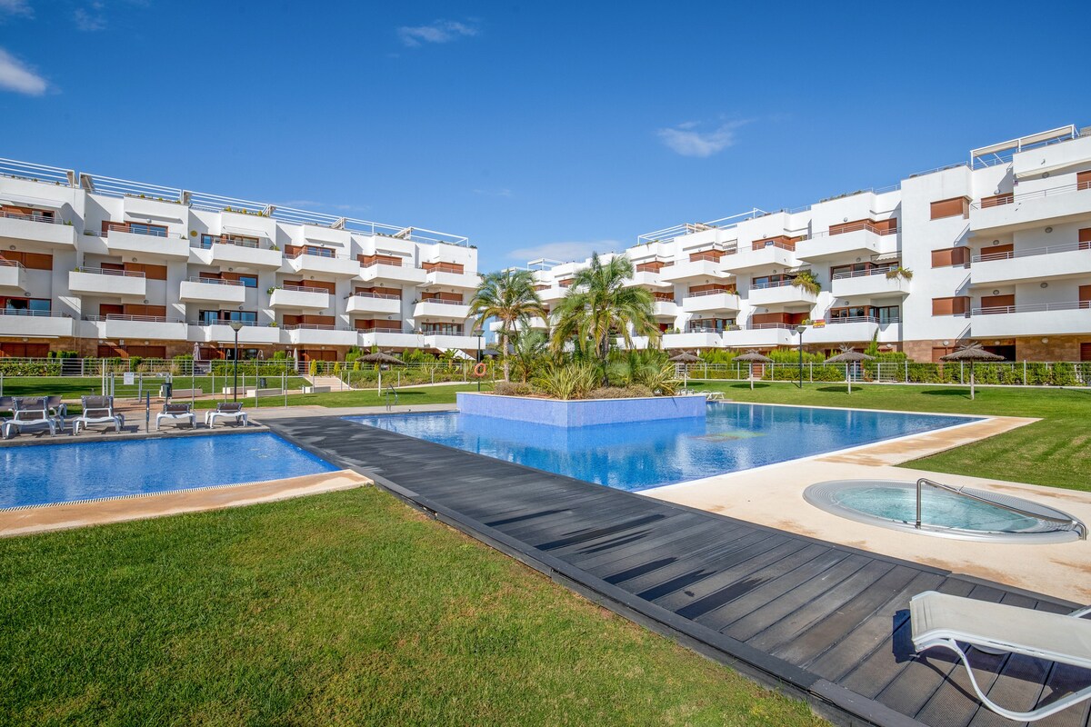 Orihuela的3卧室海景公寓，共用泳池和封闭式花园-距离海滩3公里