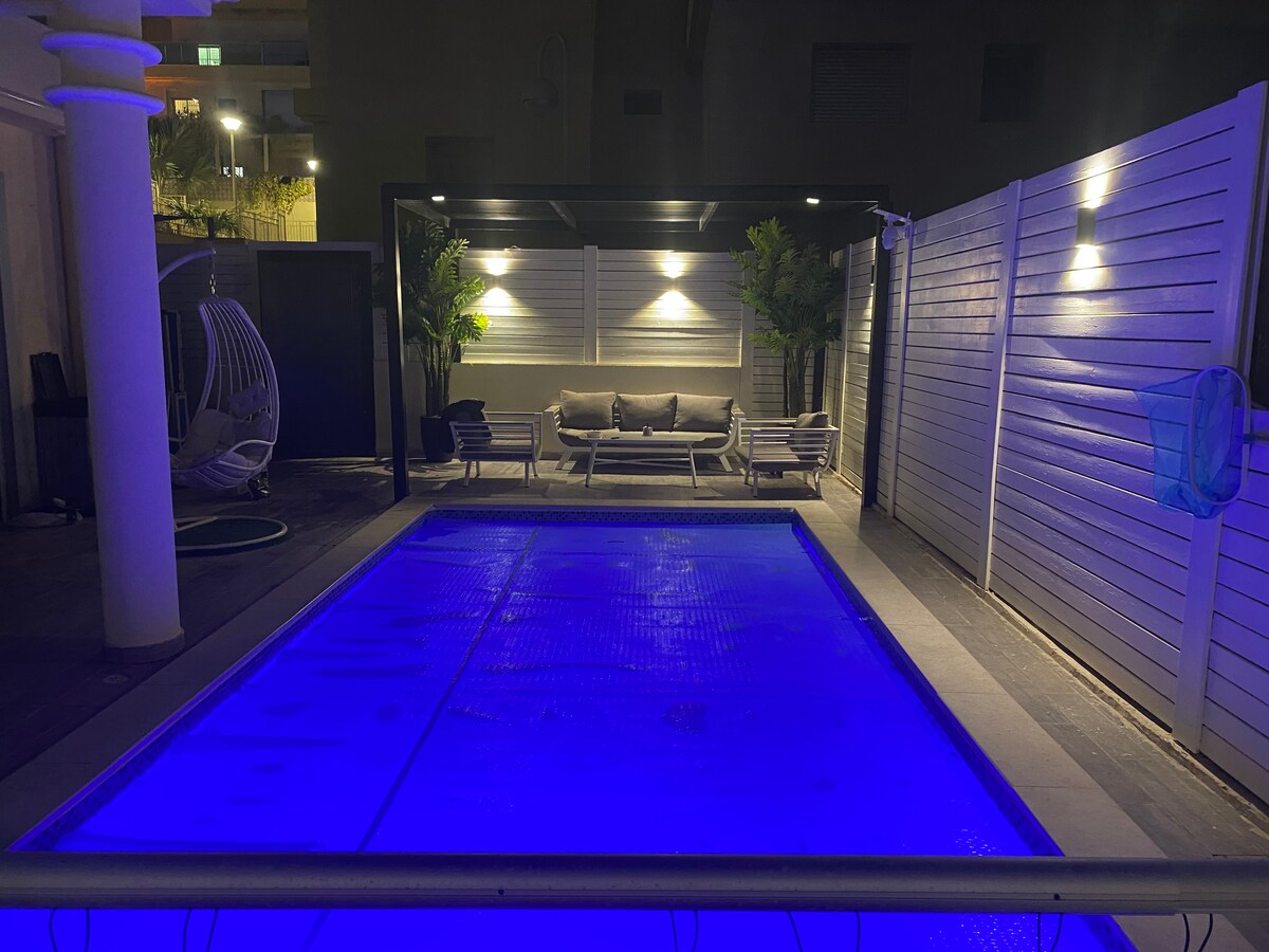 豪华双层公寓，配备私人泳池豪华花园双层公寓