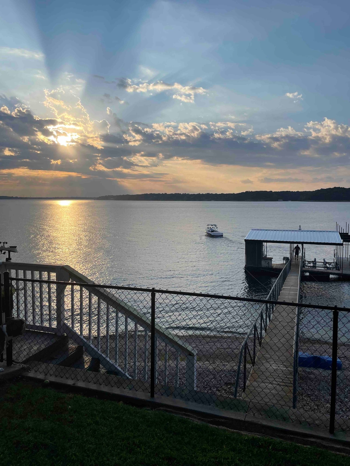 Sunset View Lakefront - Pet Friendly, Private Dock