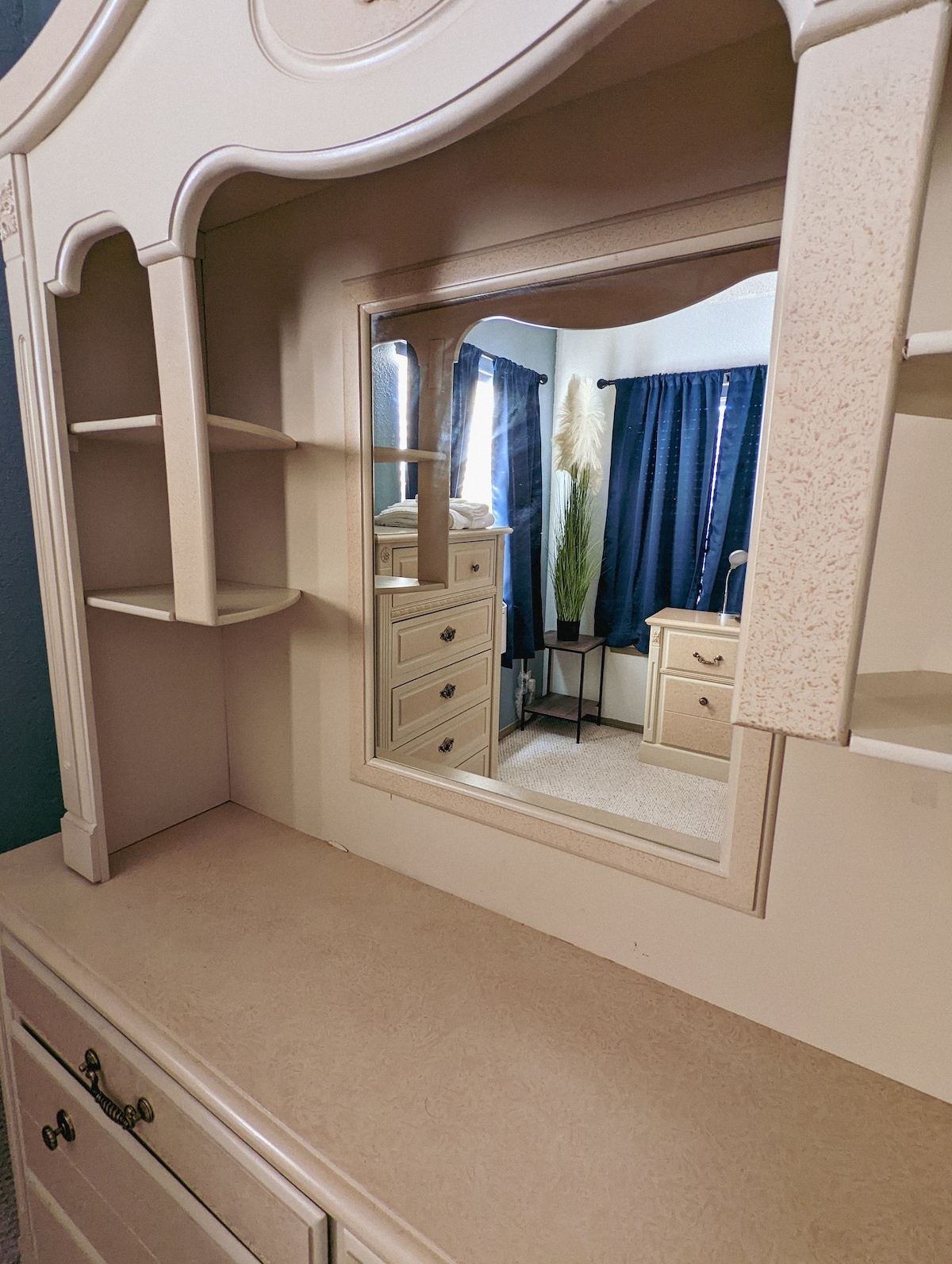 安静宽敞的房间，配备标准双人床、空调和舒适的环境
