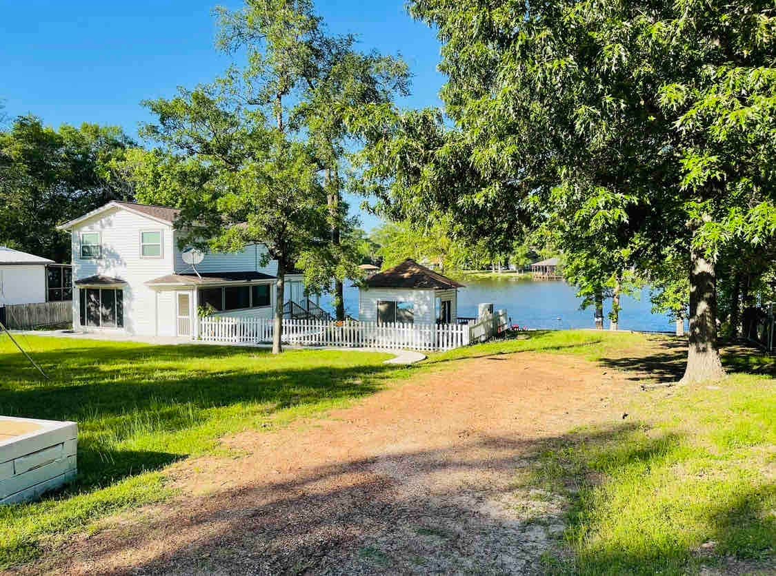 Cozy Lakefront property at Callender Lake