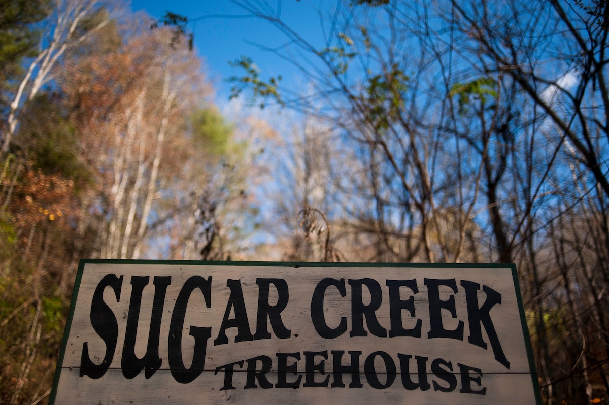 糖溪树屋（ Sugar Creek Treehouse ） ，配备热水浴池