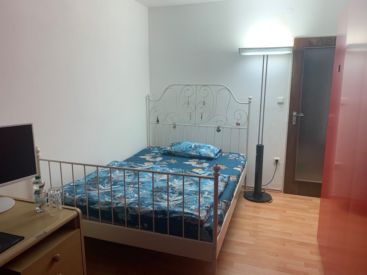 Comfy Double Bedroom with Office Area near Munich