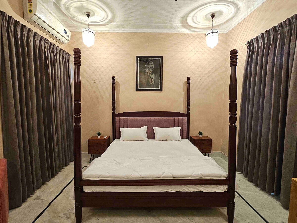 Luxurious  5-Bedroom Villa