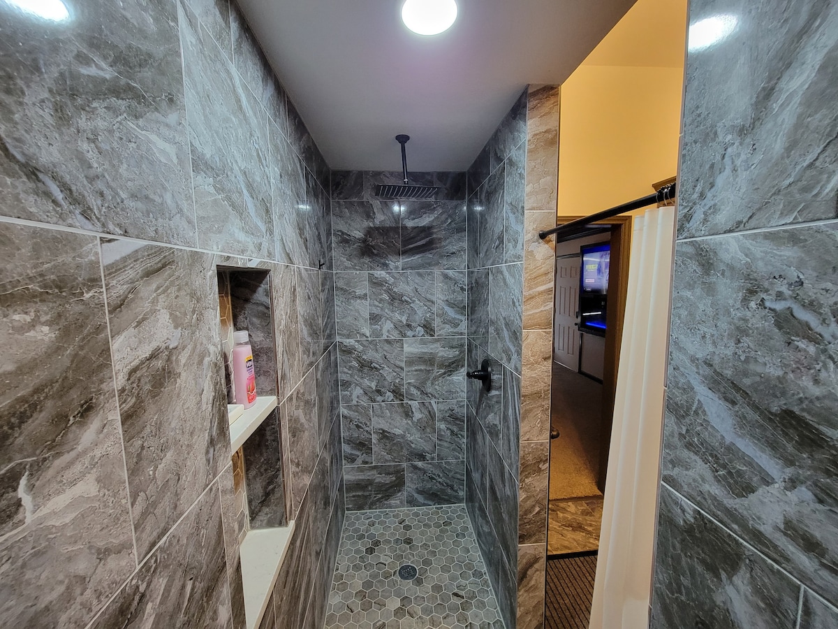 Private Guest Suite With Double Shower & Hot Tub