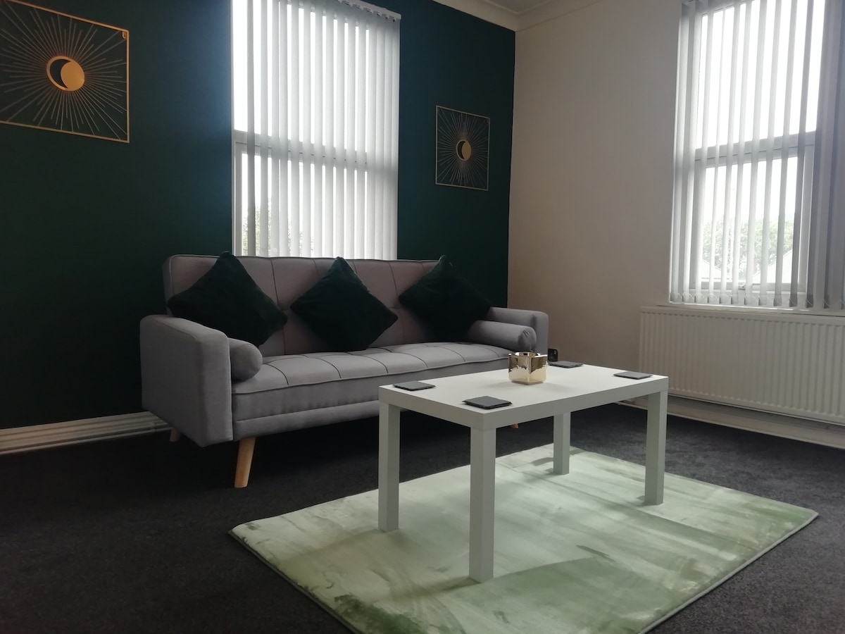 Stylish 3 Bed Contractor Friendly + Free Parking