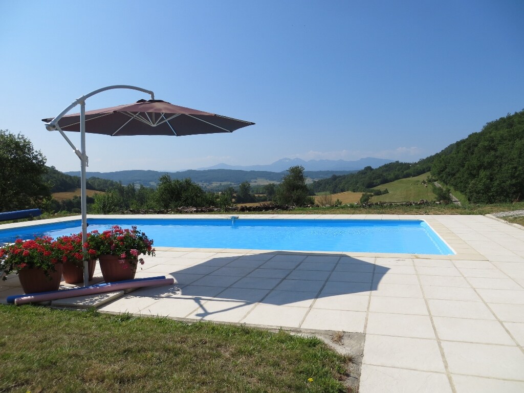 Farmhouse with superb views of the Pyrenees