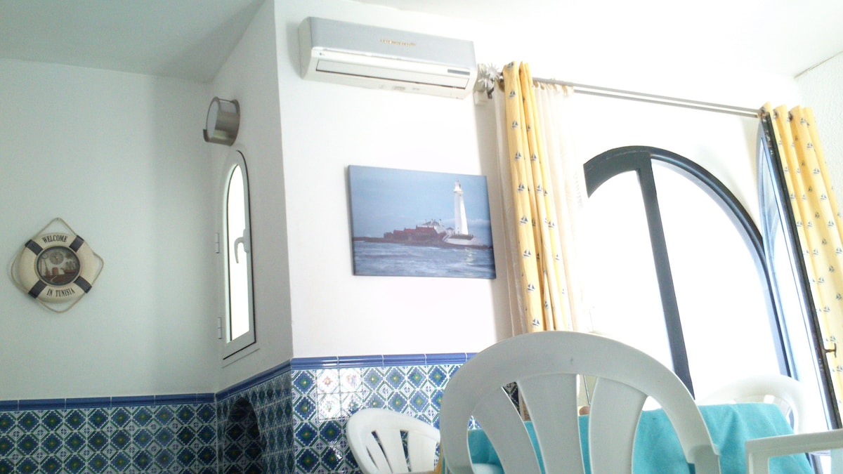 位于El Kantaoui港的舒适单间公寓，可欣赏海景