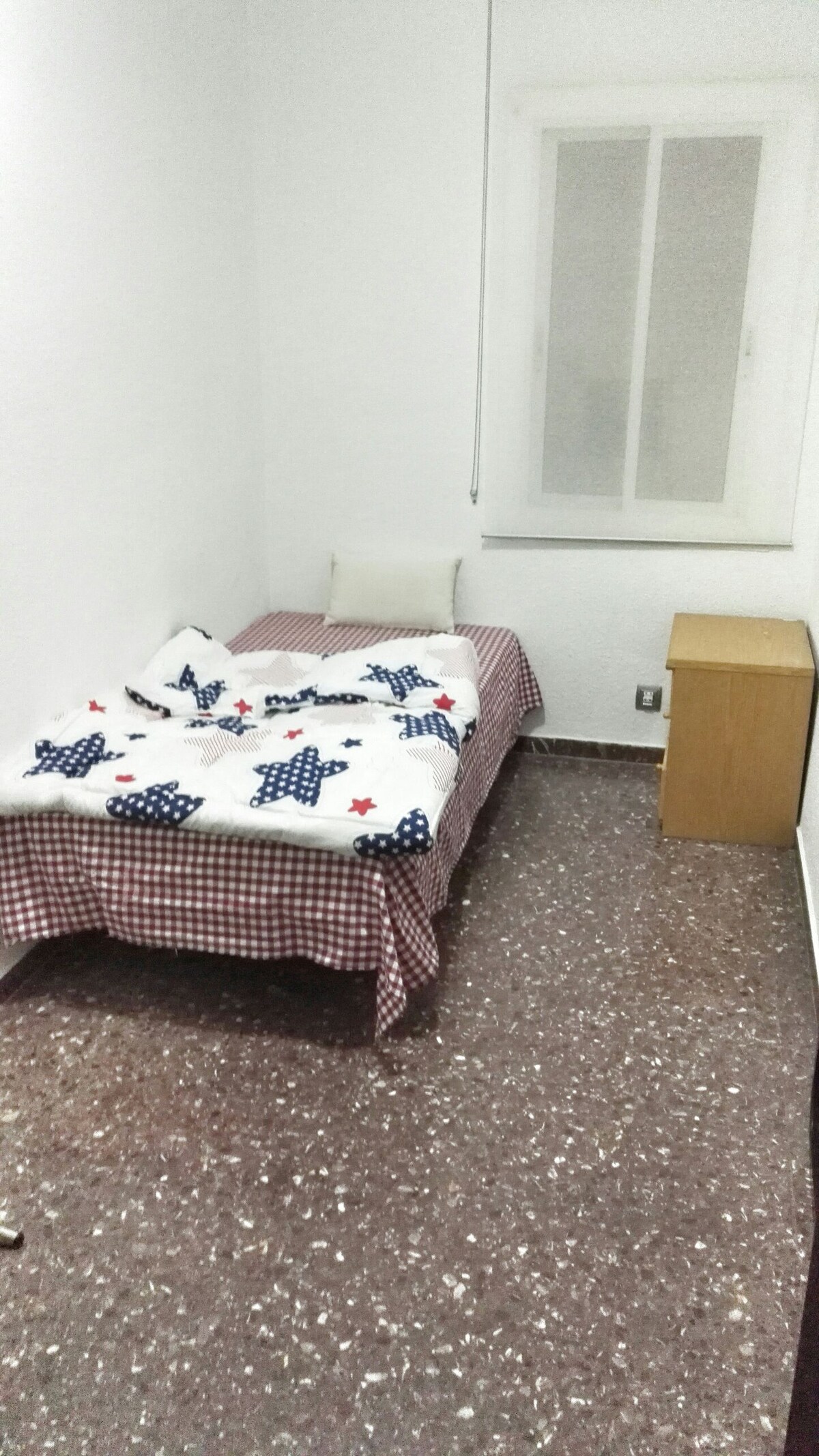 巴塞罗那市中心交通便利的宽敞公寓的单人房间