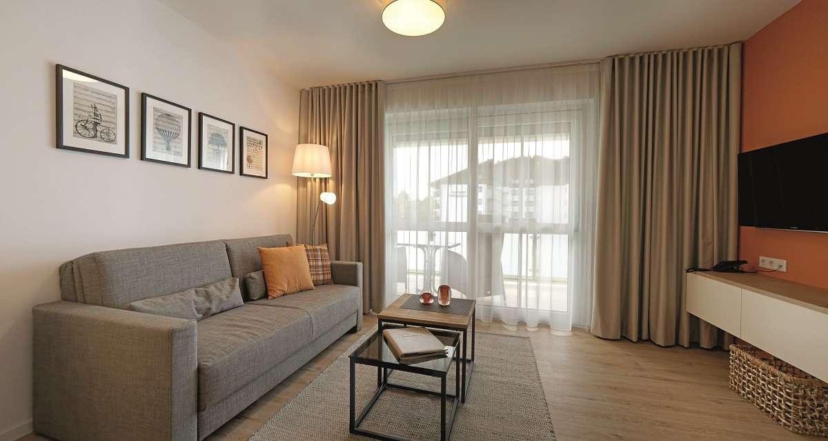 App. Hotel Fidelio (Bad Füssing), Zwei-Zimmer-Suiten Typ 2 (44qm) mit überdachtem Balkon und Boxspringbett