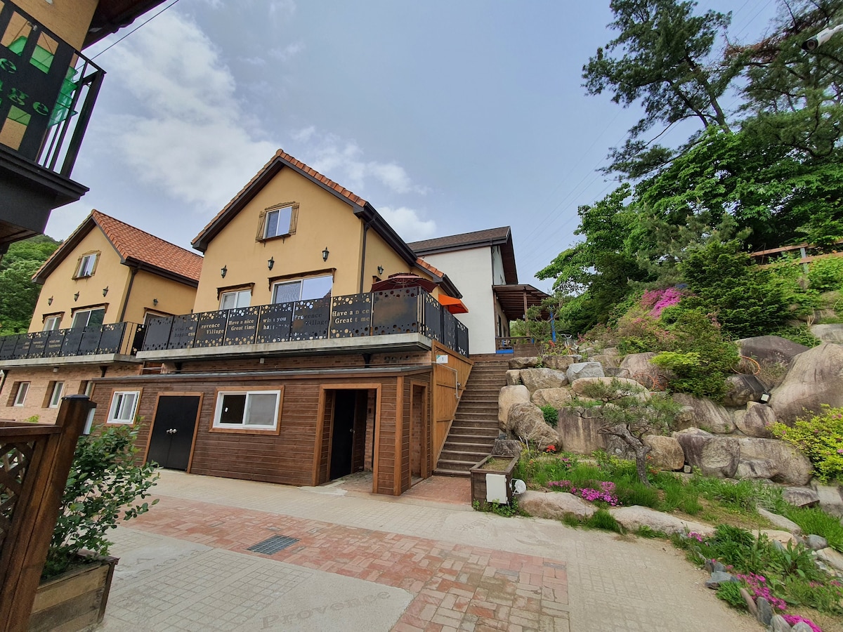 Donghwa Sok Village Provence No. 1 Dabok-inne ~带♡宽敞客厅的家庭私人养老金，
阁楼和阁楼烧烤