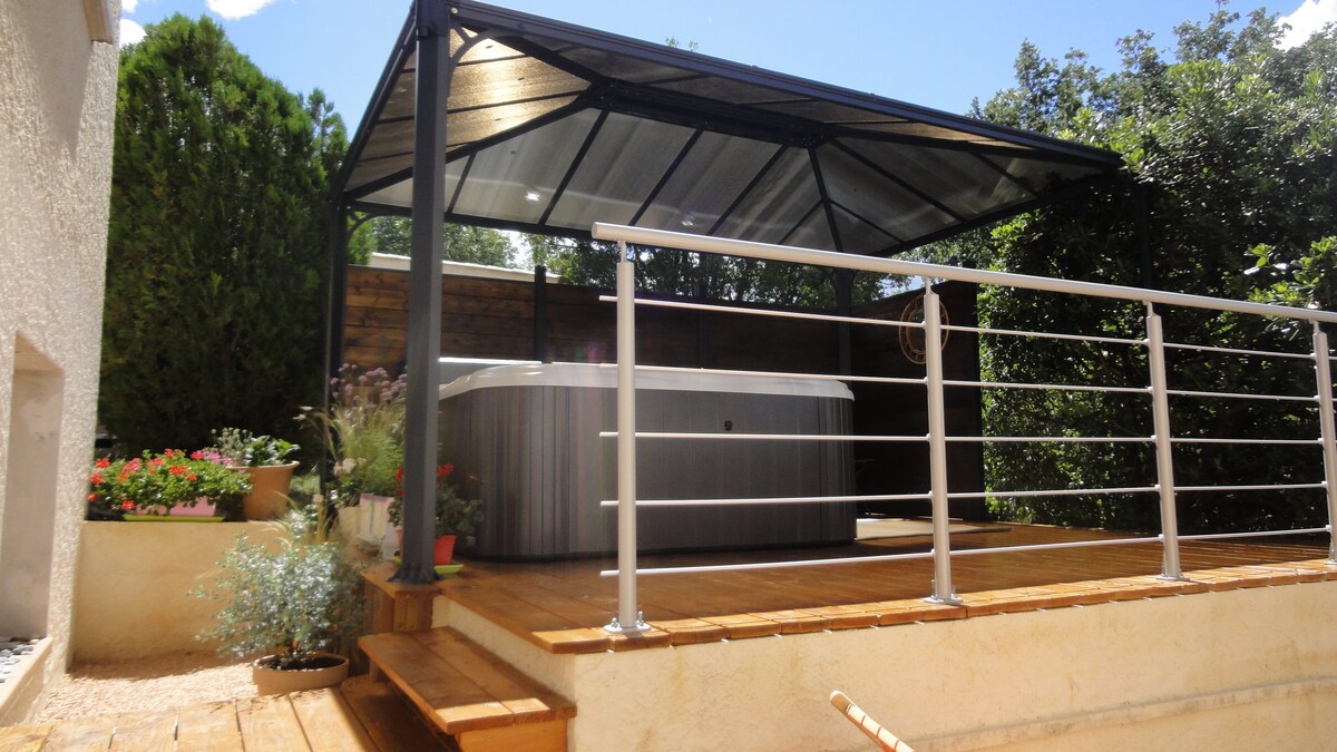 UZES proche plain-pied jacuzzi terrasse vue